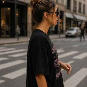 เสื้อยืดคอกลมแขนสั้นทรงหลวมสำหรับผู้หญิง ผ้าฝ้ายถัก 100% น้ำหนัก 180 กรัม พิมพ์ลายแบบรีดร้อน สวมใส่สบาย ระบายอากาศได้ดี - Product Image 3