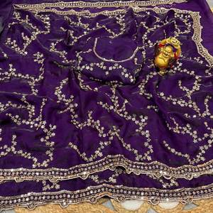 Sari de Soirée en Soie Pure Effet Velours avec Perles Dorées Originales et Broderies Délicates Cutdana - Product Image 5