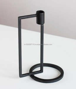 Portavelas de hierro decorativo atemporal con rollos hechos a mano para centro de mesa de boda o Decoración de mesa vintage - Product Image 2