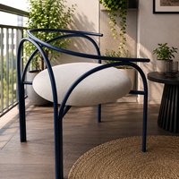 Fauteuil lounge moderne blanc rembourré avec pieds en métal bleu design pour salon, hôtel, chambre à coucher