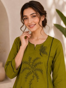 Ensemble Kurti en coton vert brodé pour femmes avec pantalon blanc, tenue décontractée d'été, coupe ample, style indien pakistanais - Product Image 4