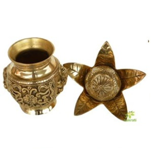 Kalash bicolor en oro y plata con símbolos Om en relieve y tapa con pétalos de loto. Regalo espiritual disponible a precios de mayorista. - Product Image 3