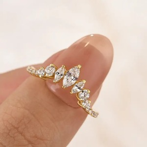Élégante alliance de mariage en argent sterling 925 plaqué or jaune et blanc, sertie de moissanite vintage taille marquise et taille ronde, en forme de couronne - Product Image 4