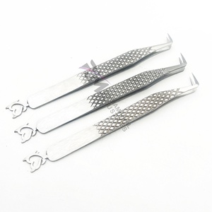 Pince à cils RMI en acier inoxydable avec poignée diamantée et design personnalisé en forme de cœur - Product Image 1
