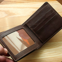 Cartera Bifold Corta de Cuero Genuino Hecha a Mano con Grabado de Cara de Lobo, Estilo Vintage para Hombre, Color Marrón Oscuro, Cierre Plegable, Diseño con Estampado Animal