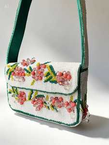 Bolso de Mano de Algodón con Cuentas Florales Hecho a Mano, Forma Rectangular, Ribete Verde, Base Blanca, Cuentas Rosadas y Corales, Bordado Artesanal Coleccionable - Product Image 2