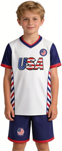 ชุดเสื้อฟุตบอลผู้ใหญ่ USA พร้อมกางเกงขาสั้น พิมพ์ลายดิจิทัล คอวี ระบายอากาศได้ดี เป็นมิตรกับสิ่งแวดล้อม ผลิตจากโพลีเอสเตอร์ 100% ทรงปกติ สำหรับฤดูร้อน - Product Image 3