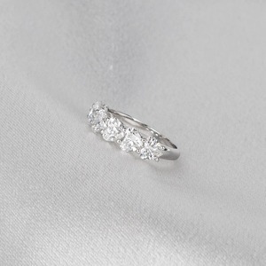 Anillo de Diamante Cultivado en Laboratorio con Corte Corazón de 1.90 Quilates, Banda de Media Eternidad en Oro Blanco de 14K, Anillo de Boda Apilable para Mujer - Product Image 2