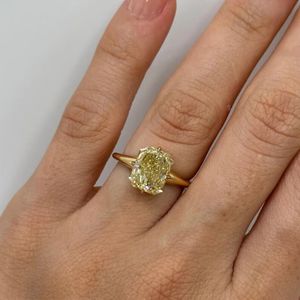 Bague de fiançailles solitaire 3 carats en diamant jaune fantaisie taille radiant cultivé en laboratoire, sertie de griffes en or, certifiée IGI, style vintage pour mariage - Product Image 1
