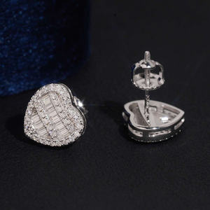 Boucles d'oreilles clous en moissanite en forme de cœur, serties pavé de baguettes, bijoux de luxe tendance, cadeau glamour pour femme - Product Image 5