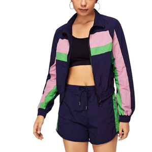 Ensemble deux pièces pour femme avec logo imprimé en relief personnalisé, comprenant un sweat à capuche et un short coupe-vent zippé en nylon uni, fabriqué sur mesure pour un style décontracté. - Product Image 3