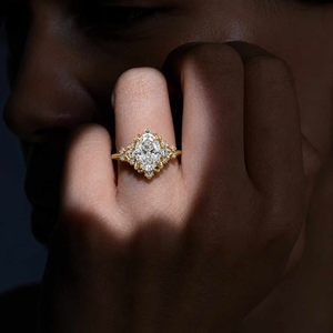 Bague de fiançailles sophistiquée en diamant taille ovale, or jaune, motif floral vintage, sertissage à griffes, bijoux fins pour femme - Product Image 4