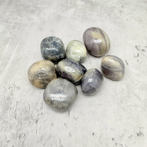 คริสตัลไอโอไลต์ธรรมชาติคุณภาพพรีเมียมขนาด 20-30 มม. แกะสลักรูปทรงไม่สม่ำเสมอ สำหรับเรกิ เฟิงชุย เครื่องรางนำโชค ตกแต่งบ้าน - Product Image 4