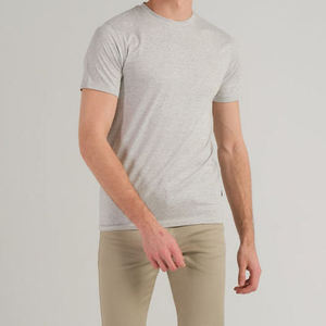 เสื้อยืดคอกลมแขนสั้นผ้าฝ้ายสีเทาสำหรับผู้ชายทรงปกติแบบลำลอง - Product Image 1