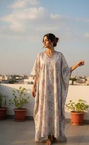 Robe longue kaftan en coton imprimé à la main pour femme, coupe ample, col en V, style bohème ethnique, tenue de plage estivale ou décontractée, faite main en Inde - Product Image 3