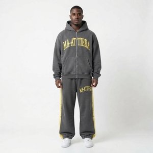 Conjunto de Sudadera con Capucha y Pantalones Anchos para Hombre, Color Gris Carbón y Amarillo, con Paneles Laterales en Contraste y Detalles de Tachuelas, Estilo Urbano, Personalizable - Product Image 3