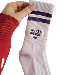 Chaussettes de sport standard en Spandex/Coton, unies, écologiques, respirantes et antidérapantes pour le yoga, le basketball, les sports nautiques, le surf et la natation - Product Image 1