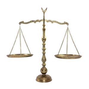 Balance artisanale en laiton, outil de mesure traditionnel pour le commerce, idéale pour la décoration intérieure et les collections de cadeaux - Product Image 1
