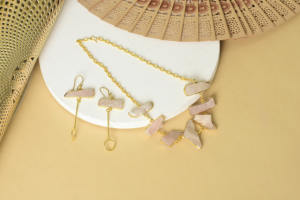 Collar de cadena con eslabones de cuarzo rosa natural hecho a mano para mujer, chapado en oro, estilo lindo con detalles rosados sutiles. - Product Image 5