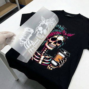 เสื้อยืดพิมพ์ลายการ์ตูนสีสันตามสั่ง ด้วยเทคนิคการถ่ายเทความร้อน PET แบบสัมผัสนุ่ม เป็นมิตรต่อสิ่งแวดล้อม - Product Image 1