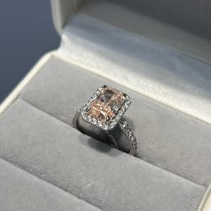 AMBER JEWELS Anillo de Compromiso de Cuarzo Rosa con Corte Redondo, Chapado en Oro Sólido de 14K y Acabado en Rodio, Engaste Pavé, Joyería Glam Unisex - Product Image 3