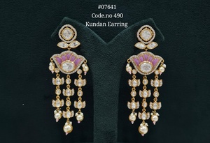 Boucles d'oreilles pendantes Kundan 07641, style victorien, plaquées, avec pierres vertes et perles, bijoux pour femmes, pour les fêtes et les mariages - Product Image 2