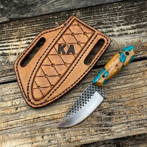 Cuchillo EDC de hoja fija de acero hecho a mano con raspador, mango híbrido de madera de Burl y resina turquesa, con funda de cuero - Product Image 5