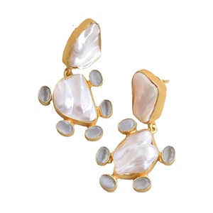 Pendientes de Latón al por Mayor con Diseño de Piedra Natural en Bruto y Perla, Acabado de Latón Satinado, Patrón de Diseñador Único, Perfectos - Product Image 4
