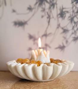 Urli moderne en marbre blanc, forme de fleur festonnée, fait main, pour mariage et réceptions - Product Image 1