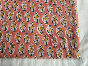 ผ้าฝ้ายพิมพ์ลายดอกไม้สีเหลืองพีช ลายบูตะ พิมพ์ด้วยมือแบบอินเดีย ผ้าฝ้ายพิมพ์ลายแบบชาวอิฐามปุรี ลายเล็ก - Product Image 3