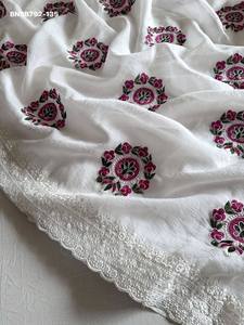 Fournisseur de saris et de chemisiers en georgette de qualité supérieure, exclusifs et de créateurs, avec broderies florales, de Surat. - Product Image 2