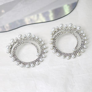 AMBER JEWELS Pendientes de tuerca geométricos de lujo, Plata 925, Perla de agua de mar, Moissanita, Engaste circular minimalista, Unisex, Para fiesta - Product Image 4