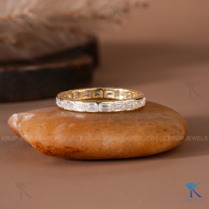 แหวนเพชรทรงเอเมอรัลด์คัทแบบเต็มวง ฝังเพชรแล็บโกรว์ ตัวเรือนทองคำแท้สีเหลือง ดีไซน์เรียบหรู ซ้อนกันได้ เหมาะสำหรับเป็นแหวนแต่งงานหรือแหวนครบรอบสำหรับผู้หญิง - Product Image 1