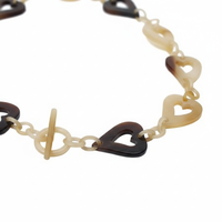 Collier artisanal en corne de bœuf marron, style bohème, longueur opéra, avec maillons cœur polis et fermoir à bascule, idéal pour les occasions festives
