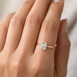 Anillo de Compromiso Solitario de Oro Ecológico de 14K/18K con Esmeralda y Diamante de 1CT, Color DEF, Claridad VS/VVS, con Engaste de Bisel - Product Image 5