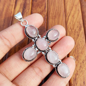 Colgante de cruz solitario de cuarzo rosa con engaste de bisel, estilo vintage, base de latón bañado en plata antigua, personalizado, unisex, para venta al por mayor, Jewelry Town Inn - Product Image 4