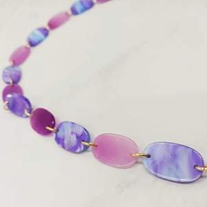 Collar de resina de diseño único, joyería hecha a mano, accesorio de moda para fiestas, disponible con calidad y precio de exportación desde India. - Product Image 3