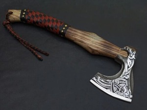 Hacha Vikinga Tomahawk con Hoja de Acero Forjado de 4 Pulgadas, Mango de Madera, Funda de Cuero Roja y Negra, para Supervivencia y Uso en Exteriores - Product Image 3