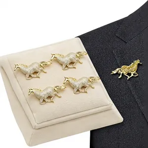 Broche élégante et tendance en forme de cheval au galop, plaquée or et zircon, pour femmes et hommes, idéale pour fiançailles, mariages et occasions spéciales - Product Image 1
