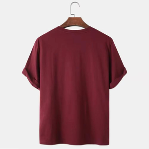 เสื้อยืดแขนสั้นสีแดงเลือดหมูสำหรับผู้ชาย พิมพ์ลายแมวดำ คอกลม ผ้าฝ้าย 100% ทรงปกติ พิมพ์ลายดิจิทัล โลโก้ด้านหน้า - Product Image 2