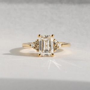Anillo de Diamantes con Corte Esmeralda de 1.60CT Vintage con Piedras Decorativas Redondas en Racimo, Oro de 14K - Product Image 1