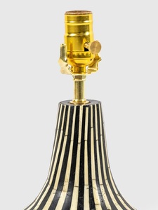 Lampe de table Art Déco personnalisable faite à la main avec incrustations en os, tendance et en promotion, pour la décoration intérieure et les anniversaires - Product Image 4