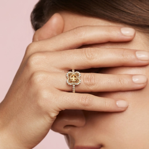 Anillo de oro amarillo de 18 quilates con diseño floral calado, pétalos en forma de halo y pavé de diamantes, ideal para la celebración de la despedida de soltera. - Product Image 2