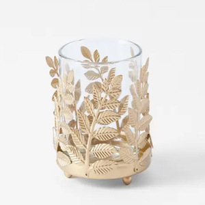ที่วางเทียนโลหะลายใบไม้สีทอง Florence Fern พร้อมกระจกสำหรับตกแต่งบ้าน - Product Image 1