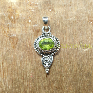 Colgante de Plata de Ley 925 Hecho a Mano con Piedra Preciosa de Peridoto Verde, Corte Ovalado Facetado Natural, Estilo Boho Étnico Vintage de Diseñador - Product Image 6