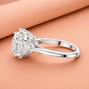 Bague de fiançailles élégante en or blanc avec diamants de laboratoire, pierres latérales, clarté VVS1-VVS2, plaqué rhodium, bijoux de mariée classiques et luxueux - Product Image 2