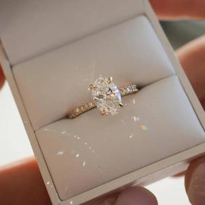 Bague de fiançailles élégante en moissanite, sertie d'un diamant de taille ovale, avec une alliance dorée, bague de luxe parfaite - Product Image 1