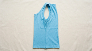 เสื้อกล้ามออกกำลังกายผู้ชาย โพลีเอสเตอร์ 100% 180gsm ราคาโรงงาน ผลิตจากวัสดุรักษ์โลก สไตล์ไฮสตรีท แห้งเร็ว ระบายอากาศได้ดี รับสกรีนโลโก้ - Product Image 4