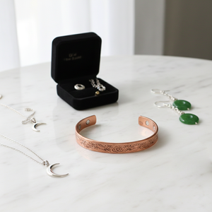 Brazalete Magnético de Cobre para Alivio del Dolor de Artritis - Diseño Ajustable con Nudo Celta Grabado en Latón - Product Image 2