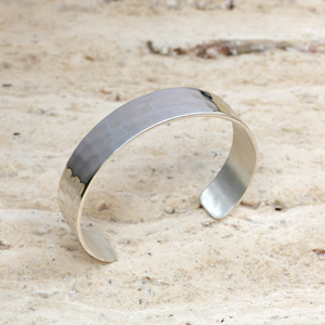 Brazalete de Latón Martillado Hecho a Mano para Hombre y Mujer - Brazalete Metálico Minimalista Ajustable - Joyería Boho Rústica Dorada para Regalo - Product Image 3